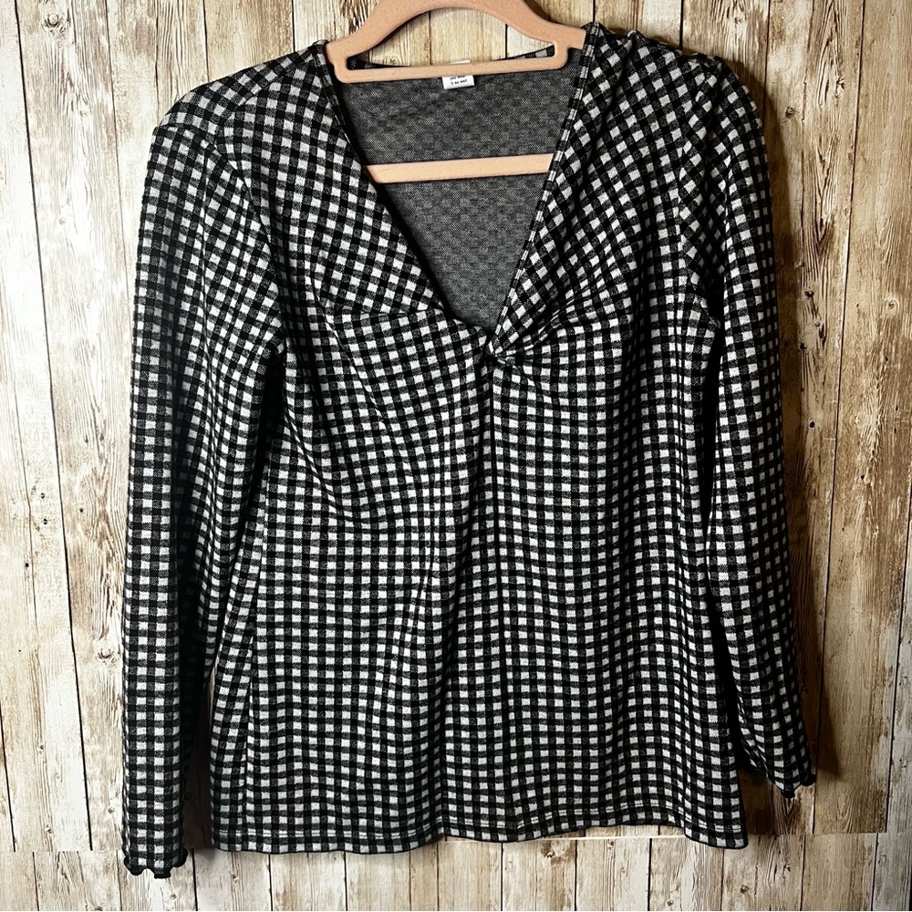 Black‎ and White Checkered Long Sleeve Top